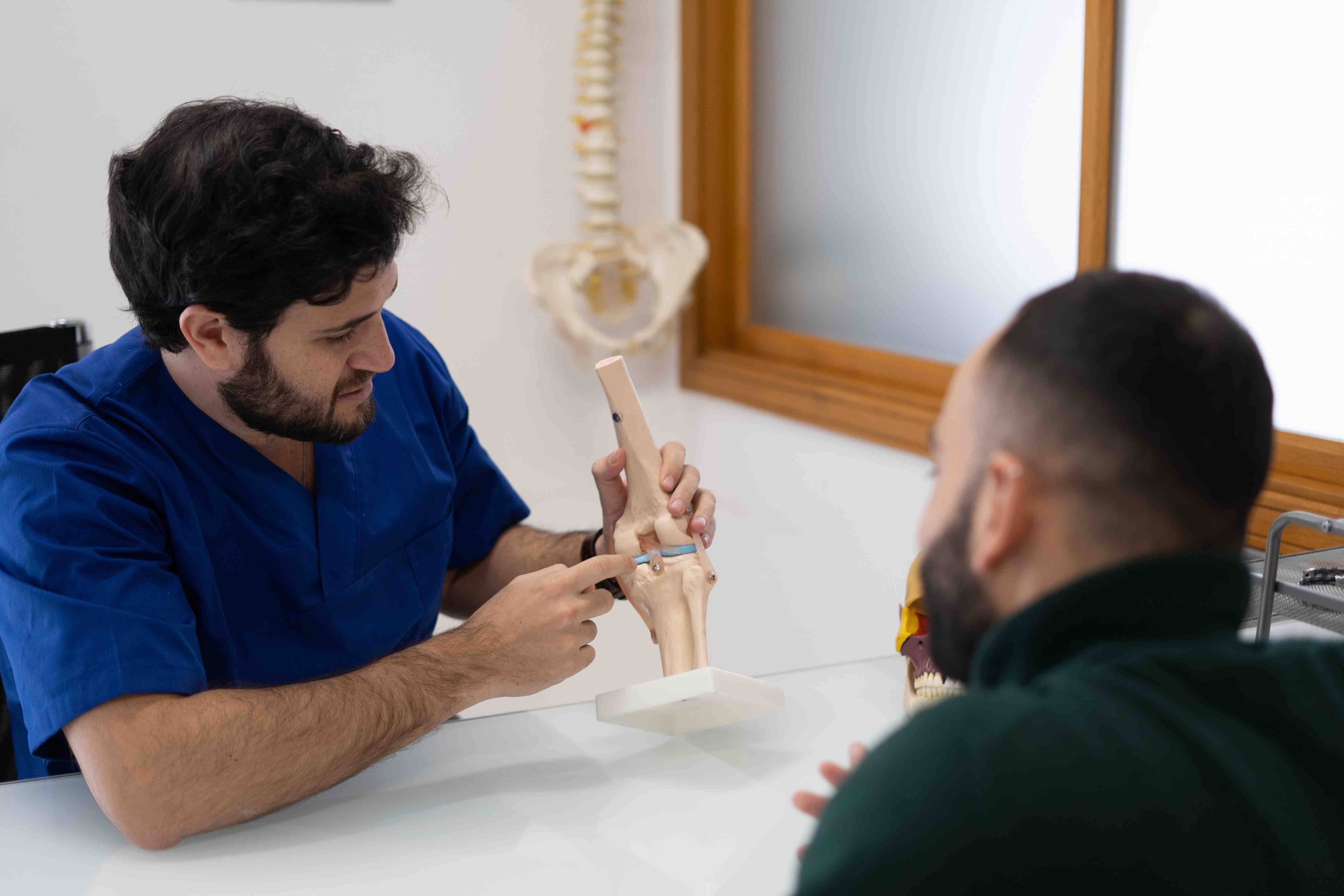 Osteopatia vs Fisioterapia: Confronto delle Differenze Chiave nel Trattamento del Dolore Muscolo-Scheletrico